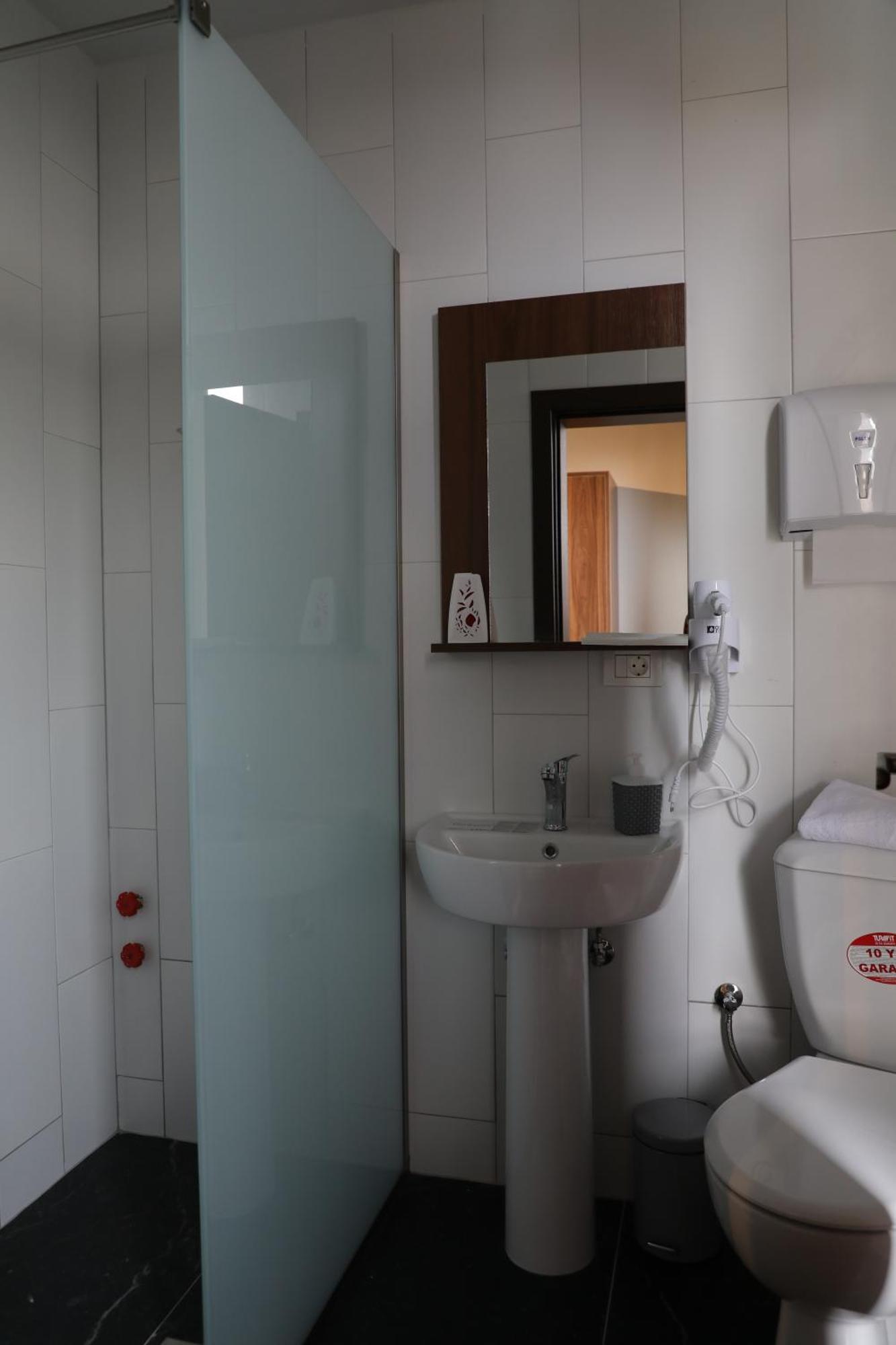 Hotel Hiserra พริเซรน ภายนอก รูปภาพ